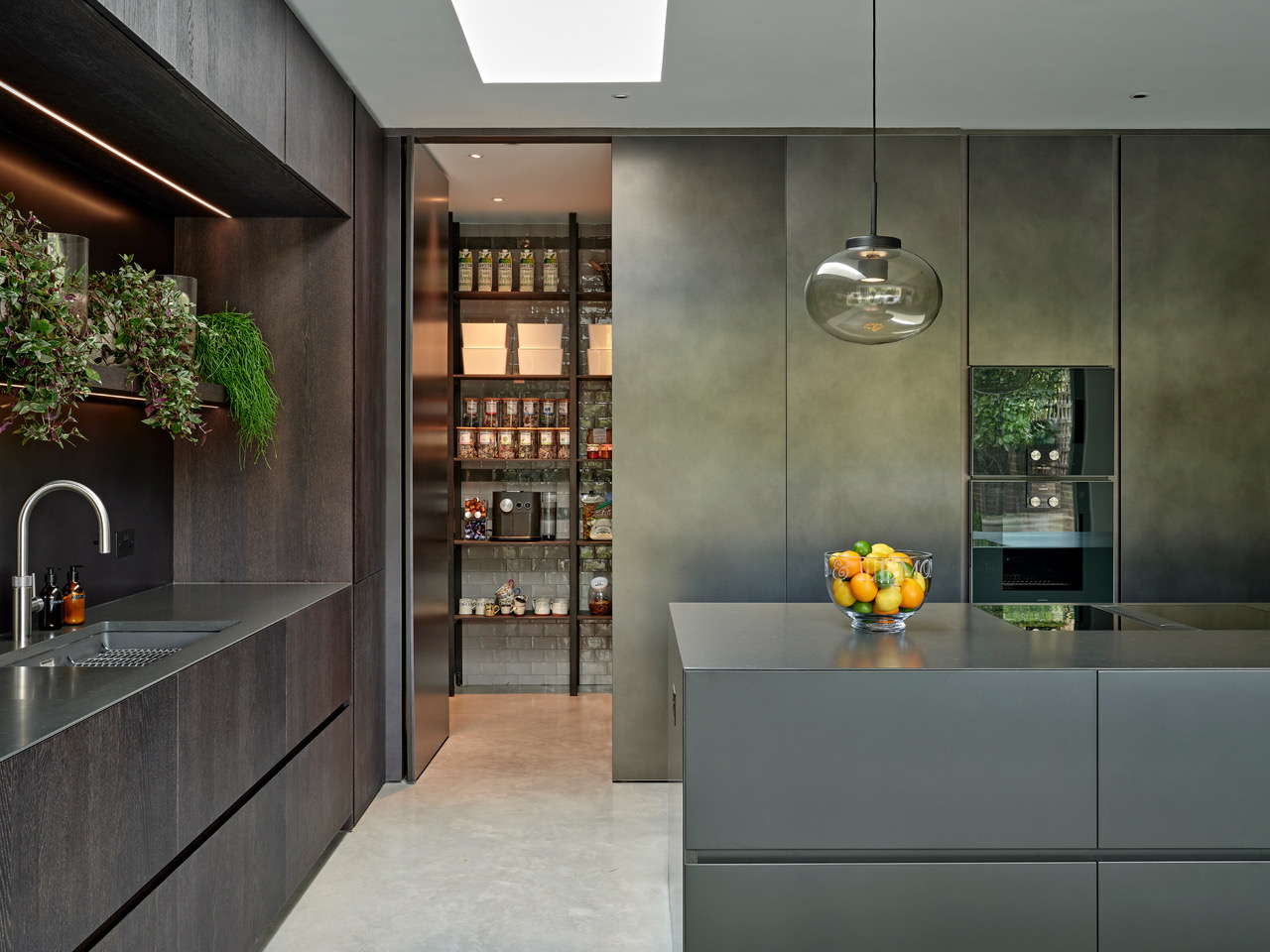 luxury-dark-kitchen-london-house